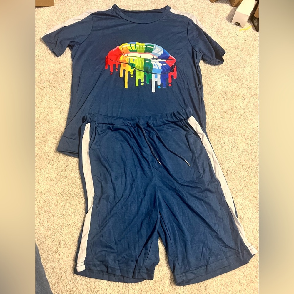 T- Shirt & Shorts Set Women’s Size L Blue Graphic Lips Paint Drip Multicolor